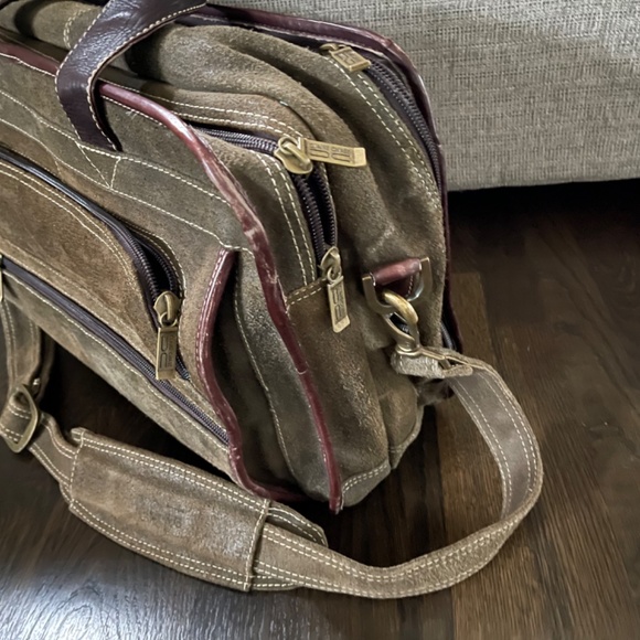 Legendary Executive Computer Briefcase - Picture 3 of 12